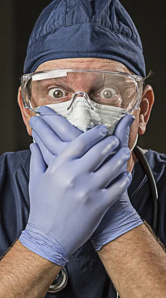 Médico atordoado ou enfermeiro com desgaste protetor e estetoscópio — Fotografia de Stock