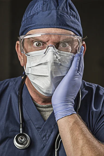 Betäubter Arzt oder Krankenschwester mit Schutzkleidung und Stethoskop — Stockfoto