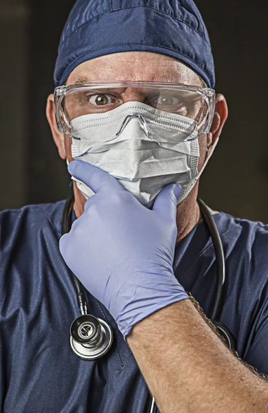 Médico o enfermera de aspecto determinado con desgaste protector y stet — Foto de Stock