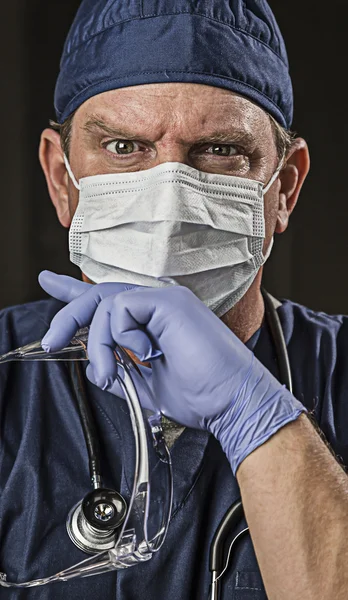 Médico o enfermera de aspecto determinado con desgaste protector y stet —  Fotos de Stock