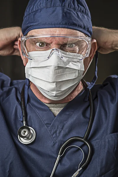 Médico ou enfermeiro com desgaste protetor e Stet determinado — Fotografia de Stock