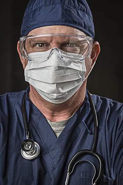 Médico ou enfermeiro com desgaste protetor e Stet determinado — Fotografia de Stock