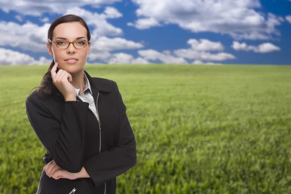 Mujer segura en el campo de hierba mirando a la cámara —  Fotos de Stock