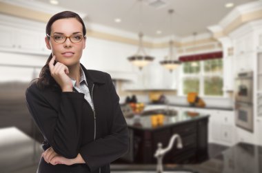 Güzel özel mutfak içinde mutlu çift