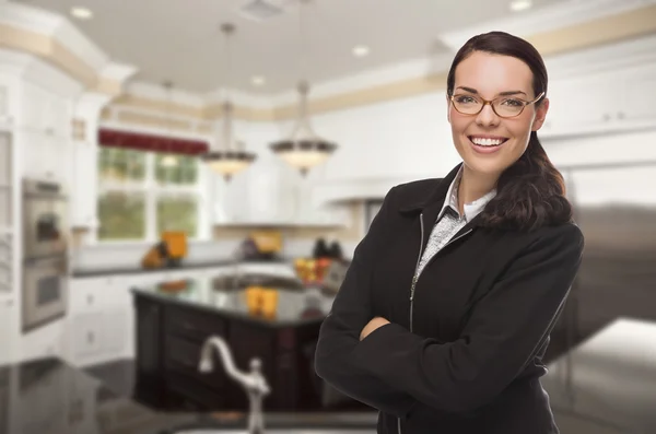 Happy Couple Inside Beautiful Custom Kitchen — Stock Photo, Image