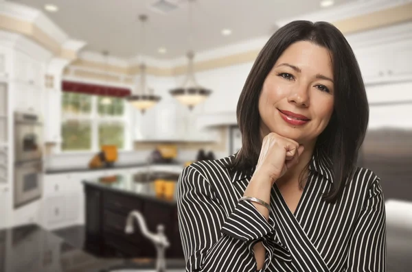 Happy Couple Inside Beautiful Custom Kitchen — Stock Photo, Image