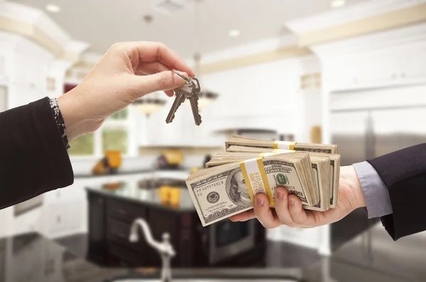 Contant geld overhandigen voor sleutels in prachtige huis — Stockfoto