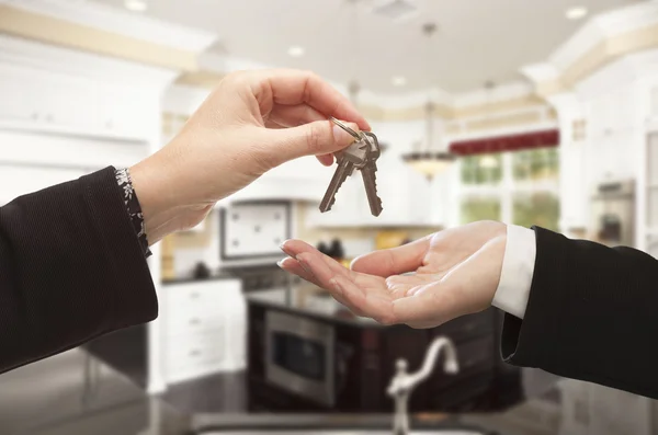 Nieuwe huis sleutels in mooie huis overhandigen — Stockfoto