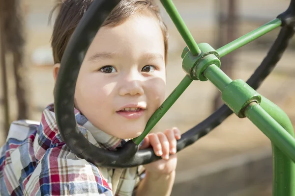 Blandras ung pojke spelar på traktorn — Stockfoto