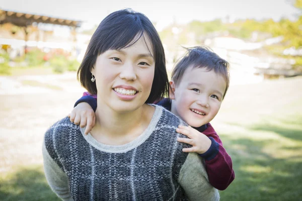 Mãe chinesa se divertindo com seu filho de bebê de raça mista — Fotografia de Stock