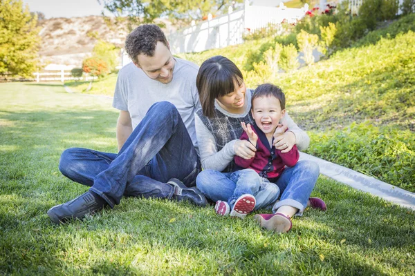 Familia de raza mixta divirtiéndose fuera — Foto de Stock