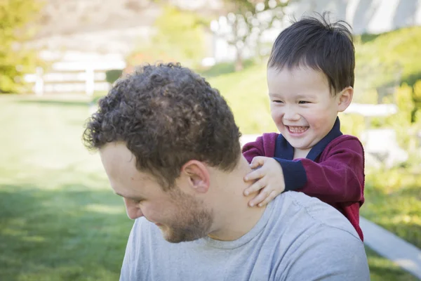 Caucasico padre having divertimento con suo misto corsa bambino figlio — Foto Stock