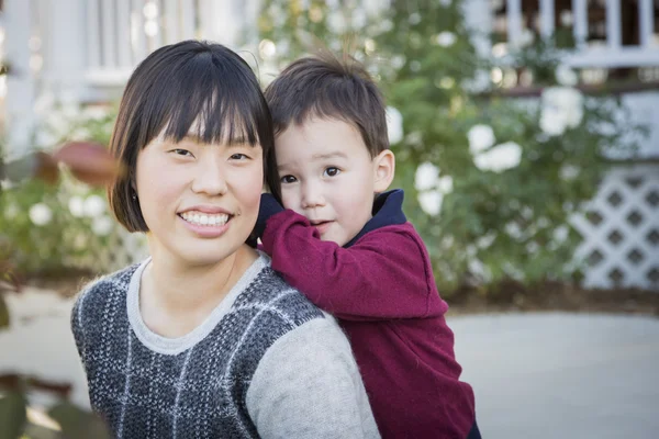 Chinese moeder plezier met haar zoontje gemengd ras — Stockfoto