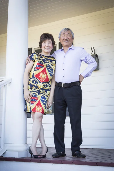 Pasangan Tionghoa yang menarik Menikmati Rumah mereka — Stok Foto