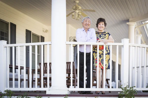 Ελκυστική κινεζικό ζευγάρι απολαμβάνοντας το σπίτι τους — Φωτογραφία Αρχείου