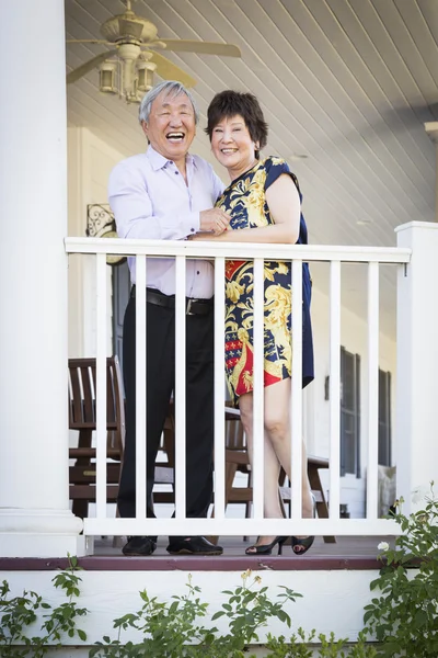 Atractiva pareja china disfrutando de su casa —  Fotos de Stock