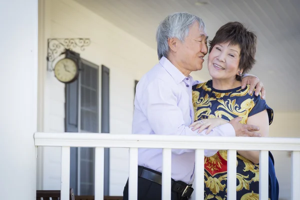 Atractiva pareja china disfrutando de su casa —  Fotos de Stock