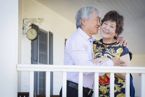 Casal chinês atraente desfrutando de sua casa — Fotografia de Stock