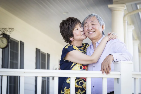 Casal chinês atraente desfrutando de sua casa — Fotografia de Stock