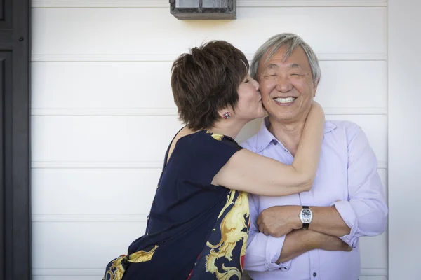 Casal chinês atraente desfrutando de sua casa — Fotografia de Stock