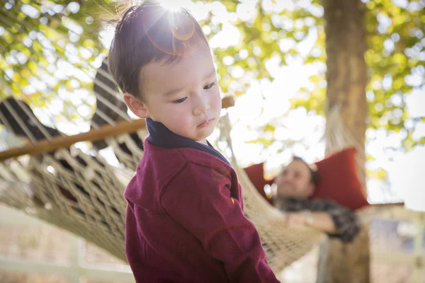 Gemengd ras Boy plezier terwijl bovenliggende horloges van achter — Stockfoto