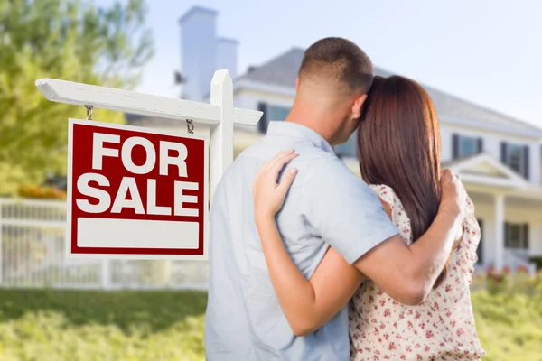För försäljning fastigheter tecken, militära par titta på hus — Stockfoto