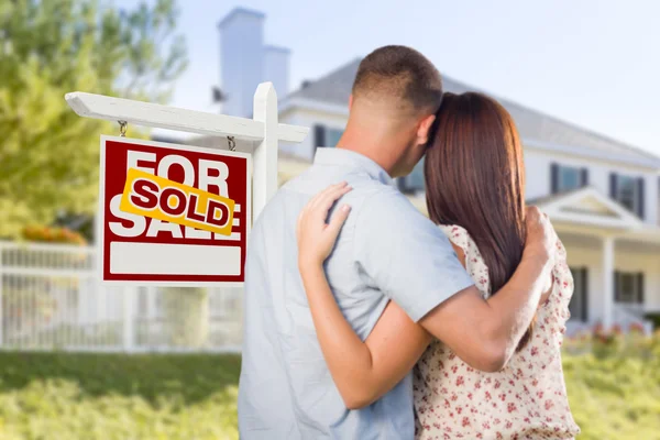 Såld för försäljning tecken med militära par titta på hus — Stockfoto