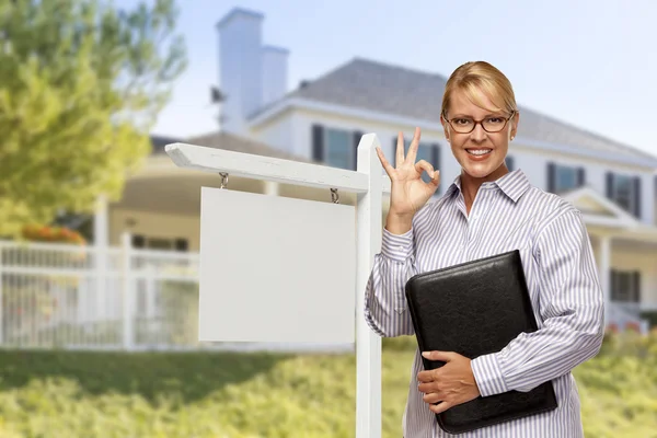 Immobilienmakler vor leerem Schild und Haus — Stockfoto