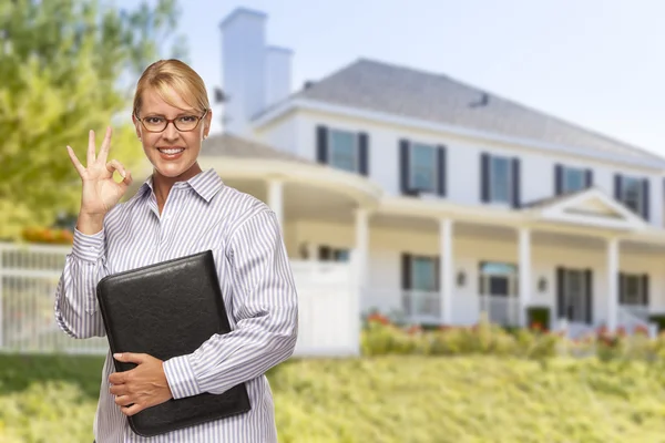 Aantrekkelijke zakenvrouw voorzijde van mooie residentiële woning — Stockfoto