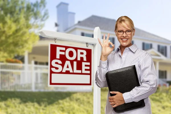 Agente de bienes raíces en frente de en venta signo, casa — Foto de Stock