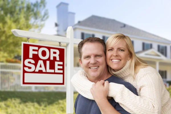 Couple en face de la nouvelle maison et de l'immobilier signe — Photo