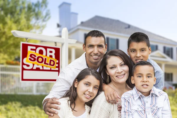 Spansktalande familj framme av sålda fastigheter tecken, huset — Stockfoto