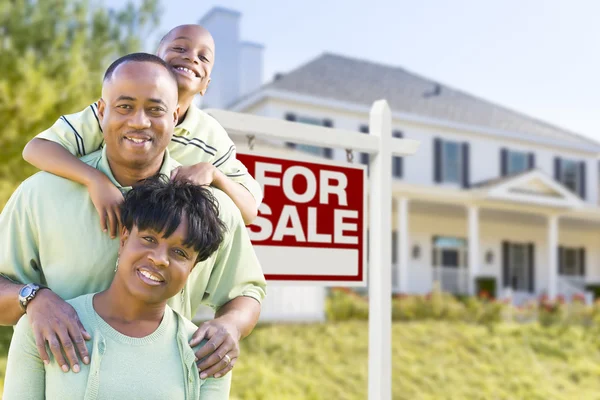 Famiglia afroamericana di fronte alla vendita segno e casa — Foto Stock