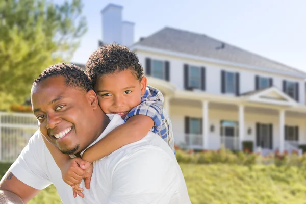 Afrikaanse Amerikaanse vader en zoon van gemengd ras, huis achter — Stockfoto