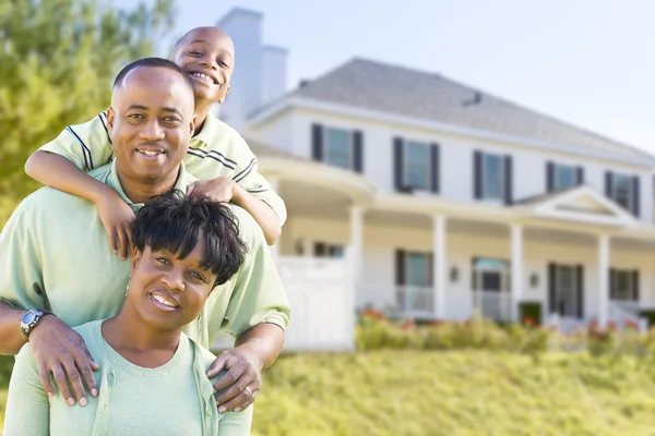 Atractiva familia afroamericana frente al hogar Imagen De Stock