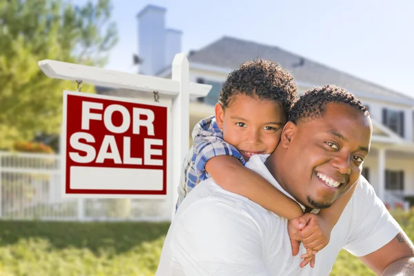 African American Father and Mixed Race Son, Sale Sign, House — Stock Photo, Image