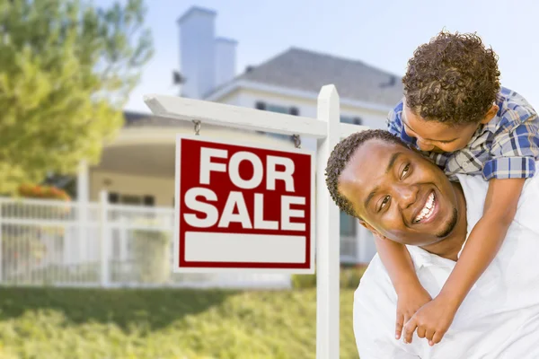 African American Father and Mixed Race Son, Sale Sign, House — Stock Photo, Image