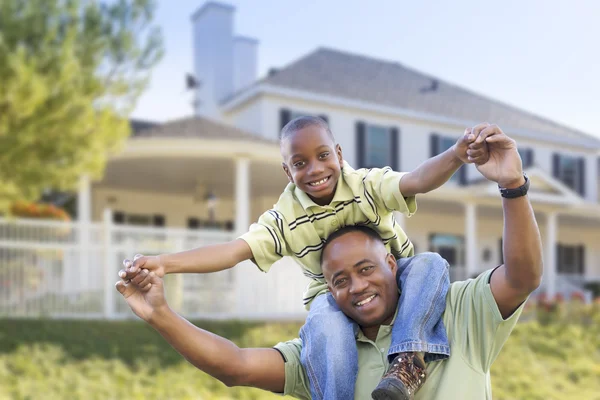 Juguetón afro-americano padre e hijo delante de casa Fotos De Stock