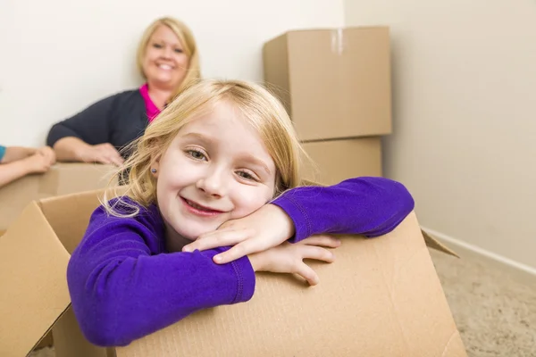 Young Mother and Daughter Having Fun With Moving Boxes — Stock Photo, Image