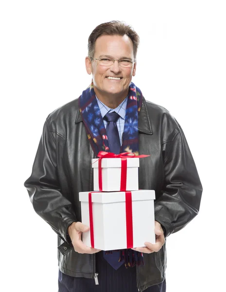 Homem vestindo jaqueta de couro preto segurando presentes de Natal no Whit — Fotografia de Stock