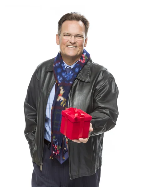 Mann trägt schwarze Lederjacke mit Weihnachtsgeschenk auf weißem Hintergrund — Stockfoto