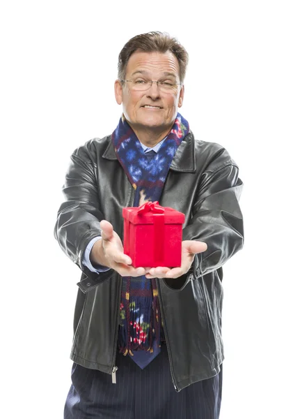 Hombre con chaqueta de cuero negro celebración de regalo de Navidad en blanco —  Fotos de Stock