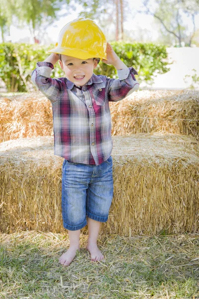 Jong gemengd ras Boy lachen met Hard Hat buiten — Stockfoto