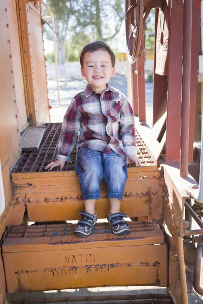 Söt ung blandad ras pojke att ha kul på järnvägsvagn — Stockfoto