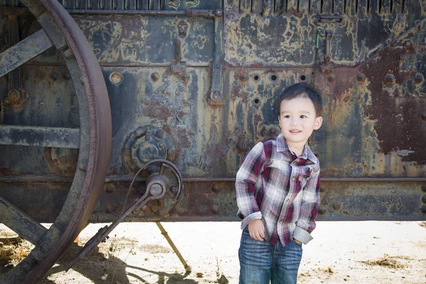 Schattig jong gemengd ras Boy plezier in de buurt van antieke machines — Stockfoto