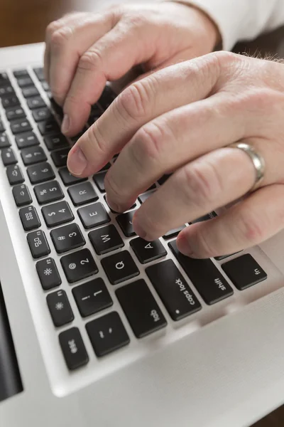 Manos masculinas escribiendo en el ordenador portátil —  Fotos de Stock