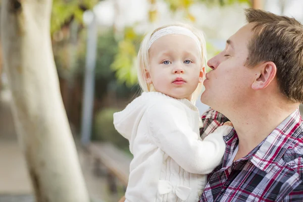 Urocze dziewczynki z jej portret Daddy — Zdjęcie stockowe