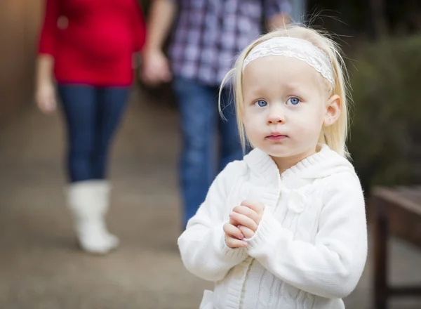 Rozkošná holčička s její maminka a tatínek portrét — Stock fotografie