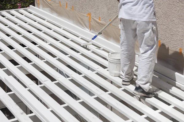 Schilder rollen witte verf op de Top van de Patio dekking — Stockfoto