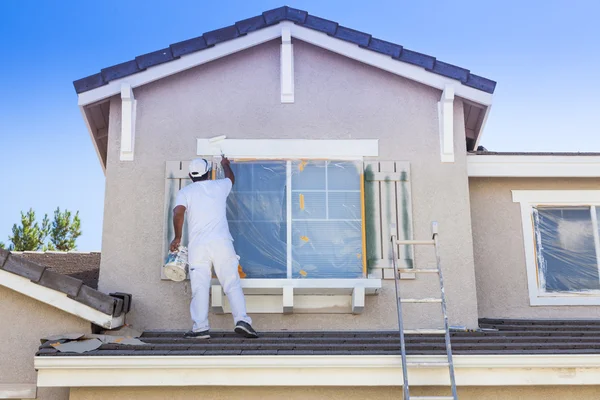 Pintor de casa pintando el ajuste y las persianas del hogar —  Fotos de Stock
